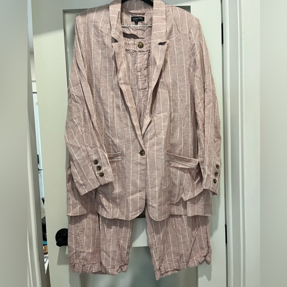 linen blend pants.Petite(5’6”&under) waist:41.5 in, hips:49 in, thighs: 29.5 in - Picture 9 of 11